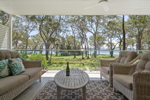 Χώρος καθιστικού στο The Lake House - Lakefront Oasis At Murrays Beach!