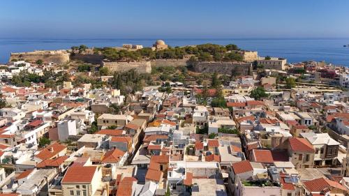 The Storybook Maisonette Walk Old Town & Beach in Minutes