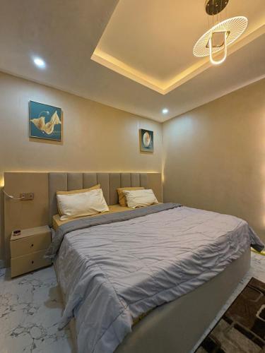 Ένα ή περισσότερα κρεβάτια σε δωμάτιο στο Luxury 1BR Apartment Free Parking & Fast Wi-Fi