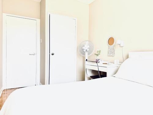 ein Schlafzimmer mit einem Bett und einem Schreibtisch mit Spiegel in der Unterkunft Private Cozy Room in Downtown Toronto, Steps to Subway & CN Tower in Toronto