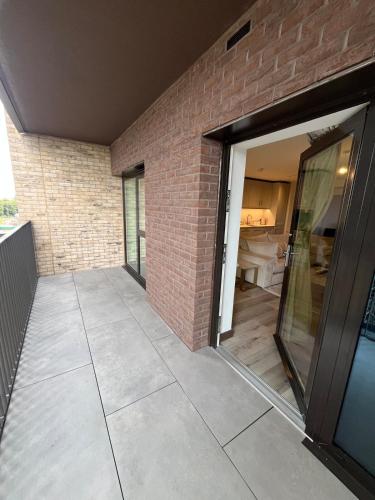 Un patio con una puerta y una pared de ladrillos. en Modern Double Room near Canary Wharf and Excel, en Moffat