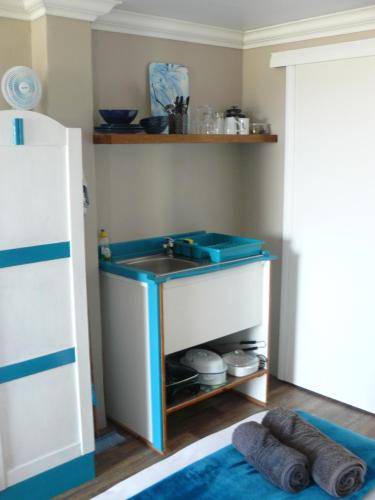 a toy kitchen with a sink in a room at House of 2 Oceans in Agulhas