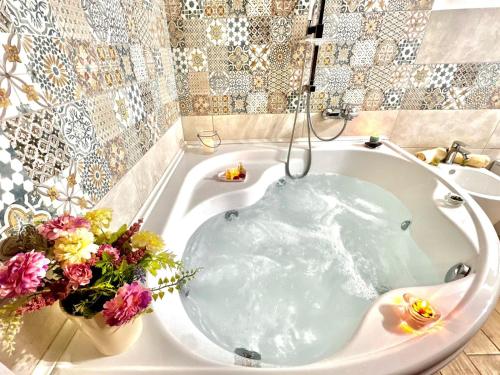 スビアーコにあるIl Borgo Guest House Subiacoのバスタブ(花入り飲料水付)