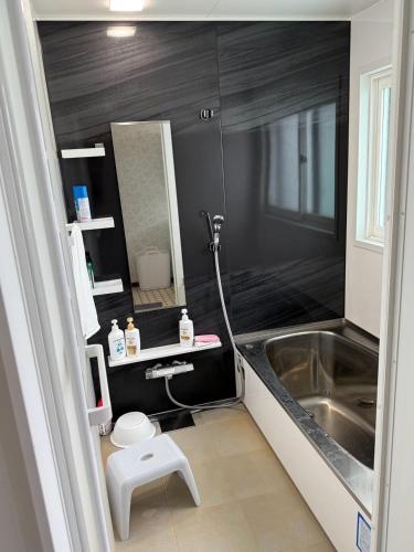 a bathroom with a sink and a bath tub at E KI house ski school in Yuzawa
