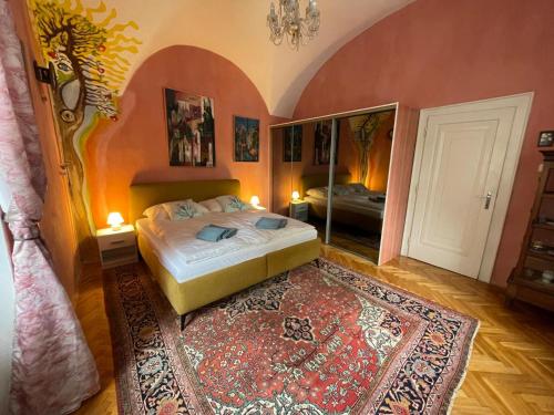 een slaapkamer met een bed, een spiegel en een tapijt bij Apartmán LACRON Praha in Praag