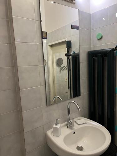 een badkamer met een wastafel en een spiegel bij Apartmán LACRON Praha in Praag
