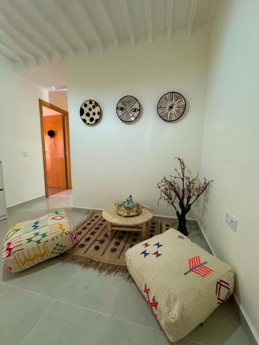 Jardin Yves Appartement 2 Chambres Chicにあるシーティングエリア