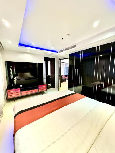 En eller flere senge i et værelse på L08 Penthouse Suite Modern Condo On Bangla Road