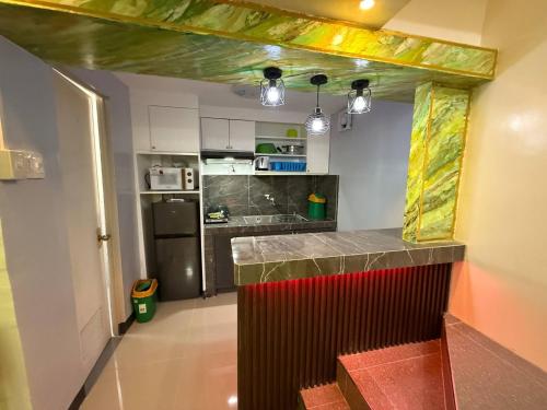 eine Küche mit Theke in einem Raum in der Unterkunft Rosebud's, Fully Airconditioned in Tacondo