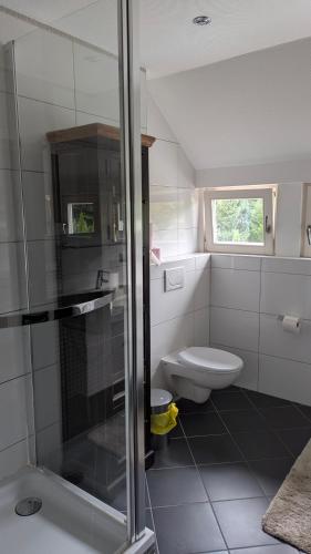 Ένα μπάνιο στο Zwei Apartments "Am Bergwald" in Malsch, zwischen Karlsruhe, Rastatt und Baden-Baden