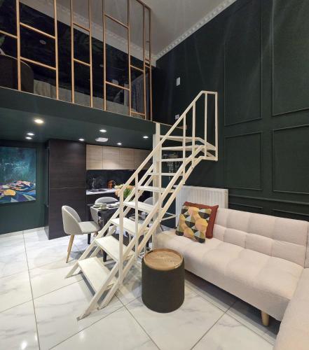 モンスにあるDesign Apartment in Mons Center 2のリビングルーム(階段、ソファ付)