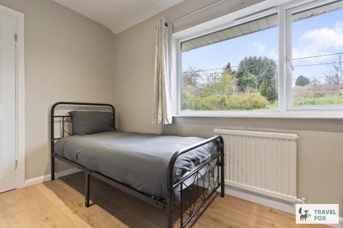 a bedroom with a bed and a window at Rosie's Central House With Drive Parking in Nottingham