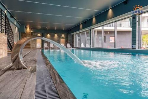 Bazén v ubytovaní Apartament Premium IV z Garażem, Basen, Sauna, Grota Solna , Silownia, Jacuzzi alebo v jeho blízkosti