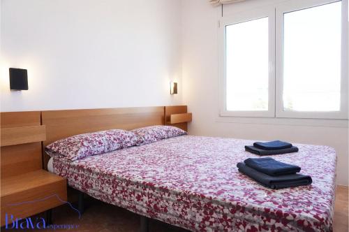 Ένα ή περισσότερα κρεβάτια σε δωμάτιο στο Ca la Mari - Artístico I reformado I funcional y pet-friendly con 3 camas dobles