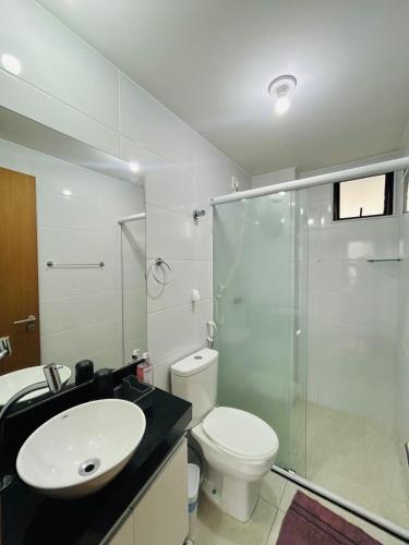 a bathroom with a sink and a toilet and a shower at FLAT ALTO PADRÃO NO CENTRo in Campina Grande