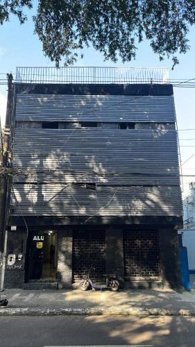 un edificio con una moto parcheggiata di fronte di Quarto no centro 310 a Manaus