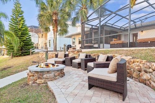 Κήπος έξω από το Coastal Canal Front Retreat with Pool & Hot Tub