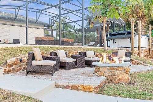 Χώρος καθιστικού στο Coastal Canal Front Retreat with Pool & Hot Tub