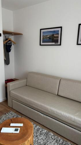 a living room with a couch and a coffee table at Refúgio da Quinta Nere Maitia in Santarém