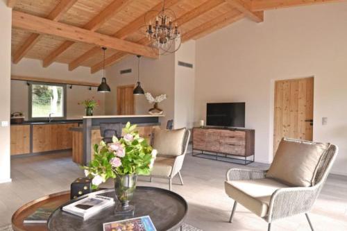 a living room with a table and chairs at Lodge Les Oliviers Di Lecci in Lecci