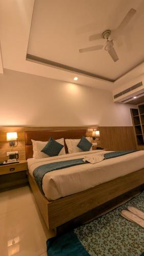 Un ou plusieurs lits dans un hébergement de l'établissement Hotel Salt N Rove Near Terminal 3 Delhi Airport With Free Airport Pickup