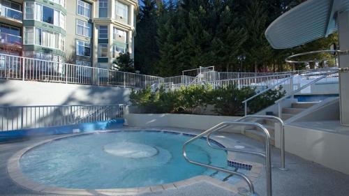 Πισίνα στο ή κοντά στο Woodrun Lodge 616 | Stylish Top Floor Ski-In & Out Condo by Upper Village w/ Hot Tub, Pool, Parking