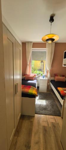 Un dormitorio con dos camas y una ventana. en Rince Groß Apartment, en Lahr