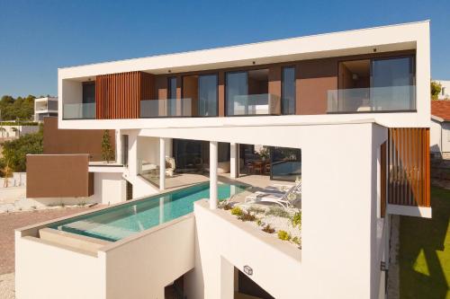 un'immagine di una casa con piscina di Villa Five K Primošten a Primošten