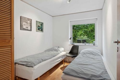 Bøtø ByにあるCharming Holiday Home In Marielystのベッド2台と椅子が置かれた寝室