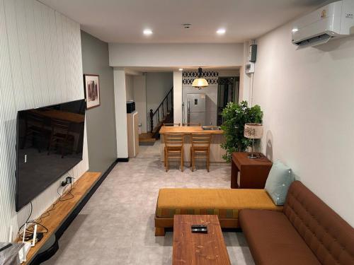 a living room with a couch and a table at Ni Haus, cozy place for 4 people in Bangkok