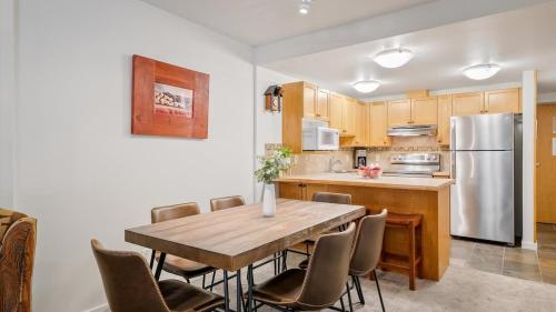 Kuchyň nebo kuchyňský kout v ubytování Woodrun Lodge 214 | Ski-in-Ski-Out Condo, Heated Pool, Hot Tub, Gym