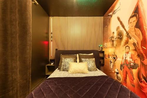 ein Schlafzimmer mit einem Bett mit einem großen Poster an der Wand in der Unterkunft Starwars Disney in Bussy-Saint-Georges