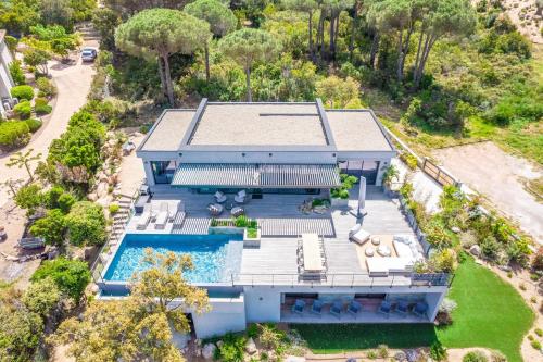 una vista aérea de una casa con piscina en Villa A Pinetta Villata, en Sainte-Lucie de Porto-Vecchio