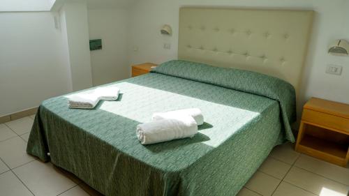 Una cama o camas en una habitación de Hotel Matteo