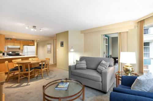 Kuchyň nebo kuchyňský kout v ubytování Woodrun Lodge 306 | Budget-friendly Ski-in-Ski-out Condo w/ Heated Pool, Hot Tub, Fireplace