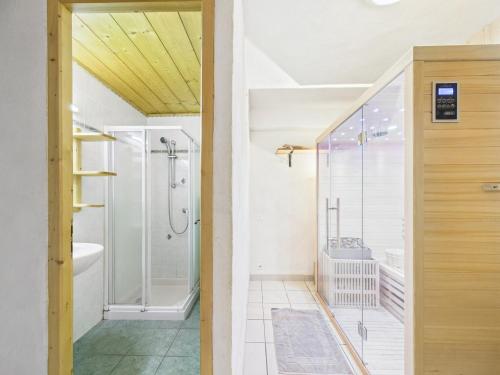 モルジヌにあるChalet de Luxe à Morzine pour 21 pers., SPA, Sauna, Wifi - FR-1-679-22のバスルーム(ウォークインシャワー、トイレ付)