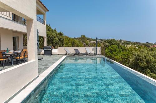 una piscina en el patio trasero de una casa en Villa Vista Di Pinarello, en Pinarellu