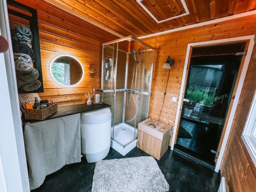 baño con ducha en una cabaña de madera en Koselig eldre hytte, en Hammerfest
