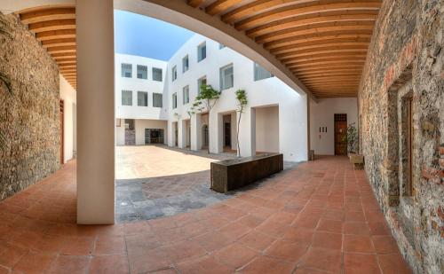 an empty hallway of a building with a wooden ceiling at Hotel Boutique Casareyna in Puebla