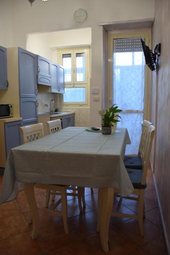 a kitchen with a table and chairs with a table at L'appartamento blu di Nicole in Turin