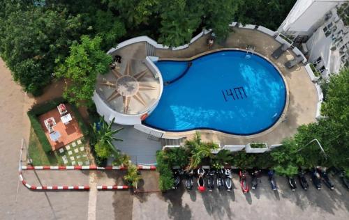 パトンビーチにあるPatong Towerのリゾートのプールの俯瞰図