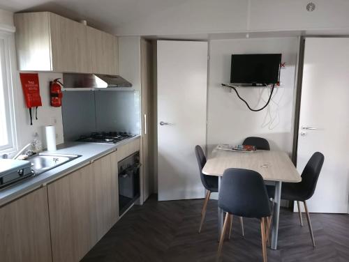 Kuchyň nebo kuchyňský kout v ubytování MH 414 SAMBA 3chambres et 1salle de bain dans camping 4 étoiles