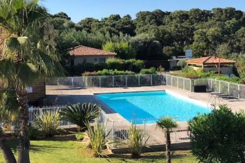 - une grande piscine dans une cour arborée dans l'établissement Appartement Les Hameaux de Pinarello, à Sainte-Lucie de Porto-Vecchio