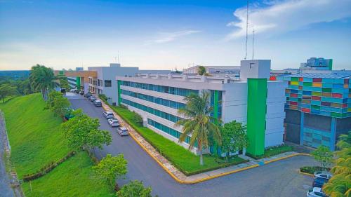 an overhead view of a building with a parking lot at Holiday Inn - Villahermosa Aeropuerto by IHG in Villahermosa