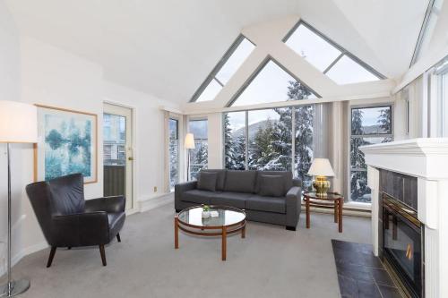 Χώρος καθιστικού στο Woodrun Lodge 517 | Large Ski-In Ski-Out Condo by Upper Village w/ Mountain Views & Shared Hot Tub