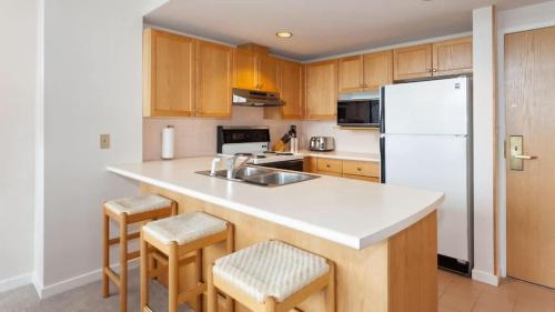 Η κουζίνα ή μικρή κουζίνα στο Woodrun Lodge 517 | Large Ski-In Ski-Out Condo by Upper Village w/ Mountain Views & Shared Hot Tub