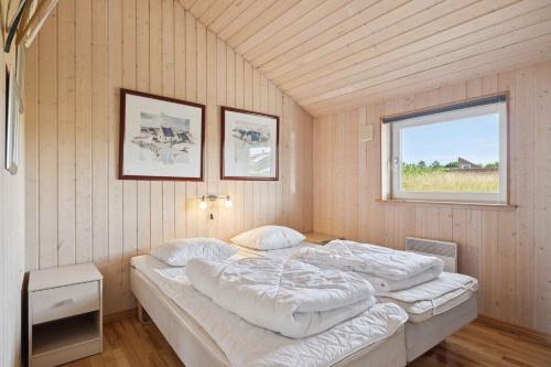 un letto grande in una stanza con una finestra di Spacious Holiday Home Near Fjord & Beach a Ejsingholm
