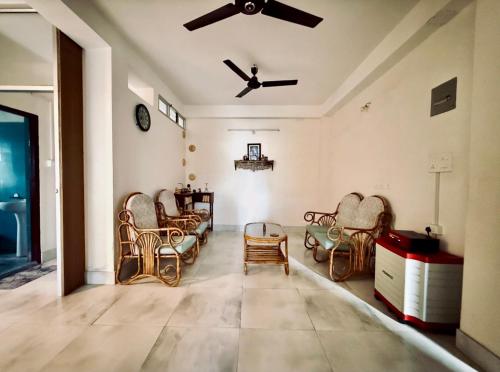 O zonă de relaxare la Marias Homestay Spacious Units Family & Group Friendly