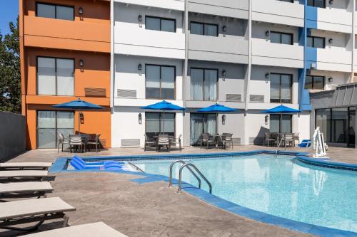 Bazén v ubytování Holiday Inn Express Denver Central - North nebo v jeho okolí
