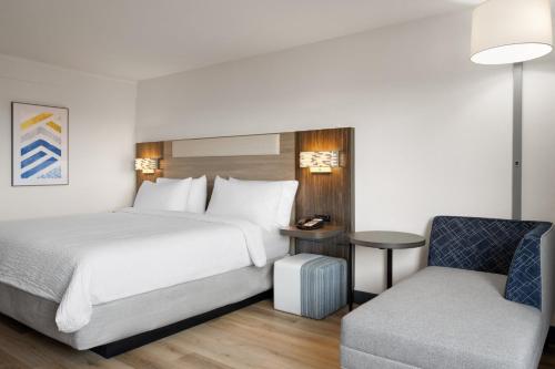 Postel nebo postele na pokoji v ubytování Holiday Inn Express Denver Central - North